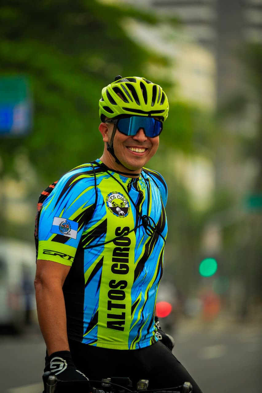 Izaías Pinheiro Gomes, o Zazá, de braços cruzados com capacete e óculos de ciclismo
